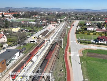 Stacja Stary Sącz Stary Sącz, nowy peron z wiatami i oznakowaniem, po obu stronach stoją pociagi, fot. Krzysztof Dzidek