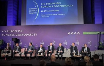 Europejski Kongres Gospodarczy. Paneliści siedzą w sali i dyskutują. Autor Magdalena Janus