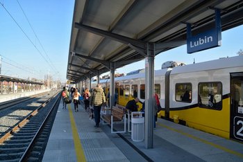 Stacja Lubin, pasażerowie idą peronem po opuszczeniu pociągu, fot. Krystian Nowek