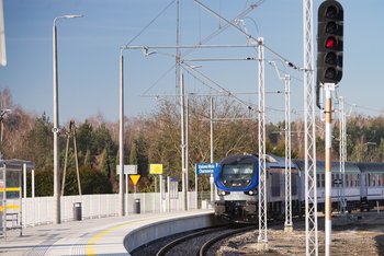 Pociąg dalekobieżny na stacji Stalowa Wola Charzewice - aut. Marcin Egert